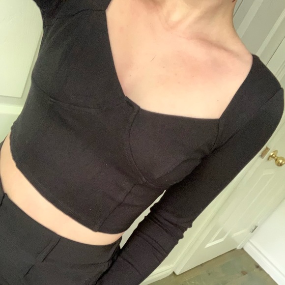 Black Long-sleeve Crop top - Picture 2 of 3